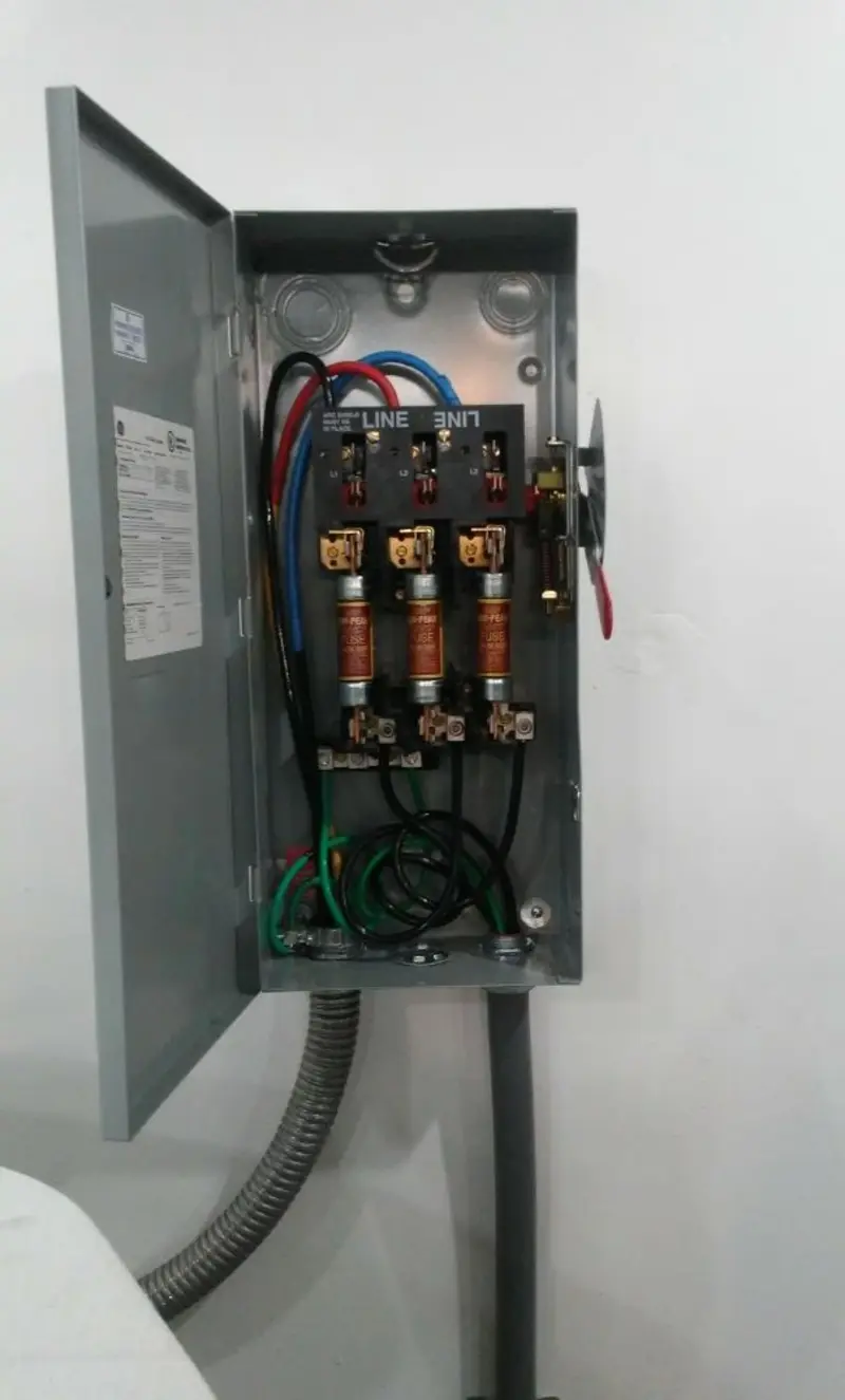 Three-phase disconnect switch installed for Smoke Detector Installation in Rome